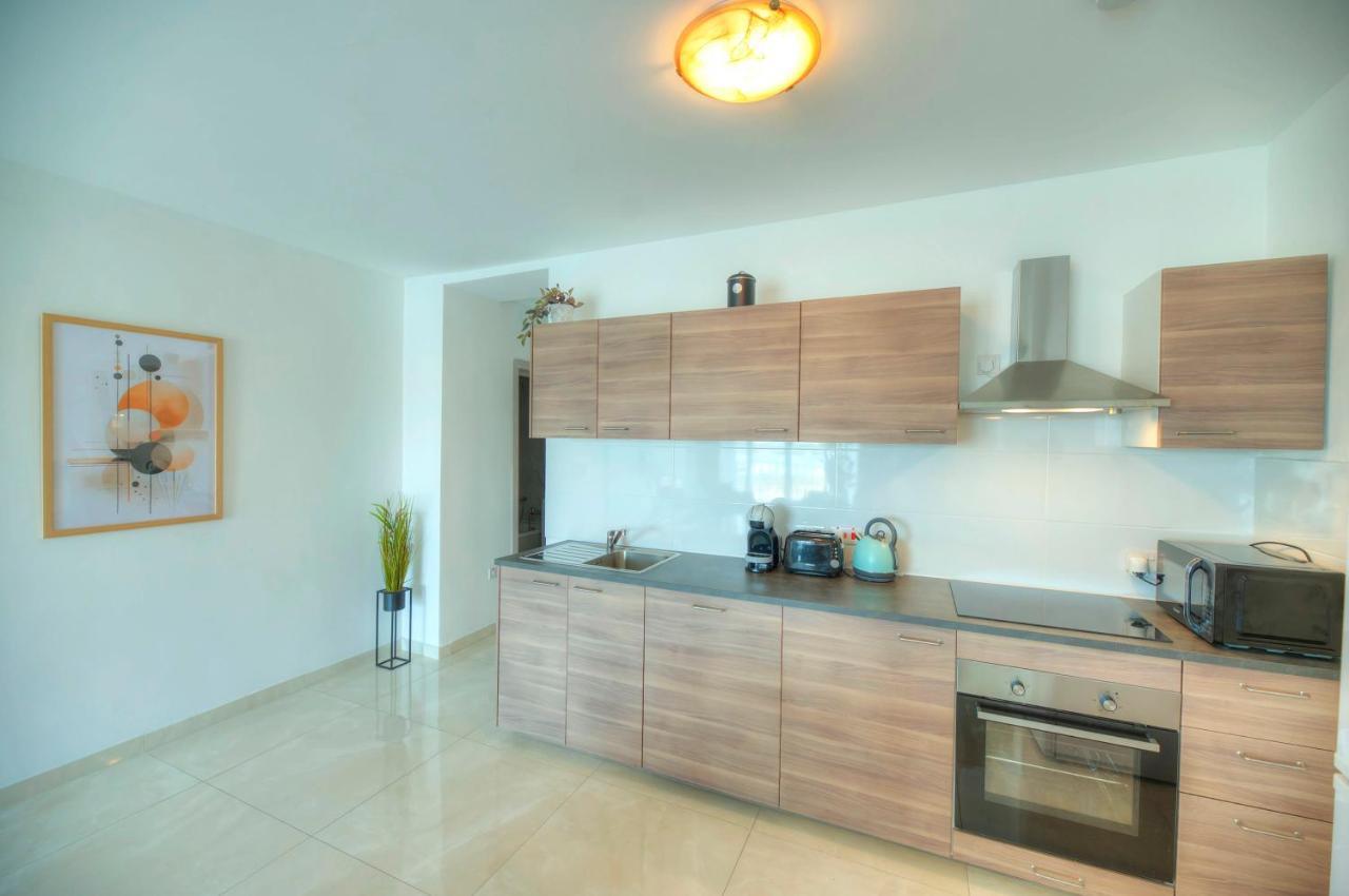 Seafront Beautifully Furnished 2 Bedrooms Gogzr-3 Gzira Εξωτερικό φωτογραφία